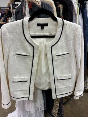 Ann Taylor cropped boucle jacket. Round collar, trim, pockets, lined. Sz0